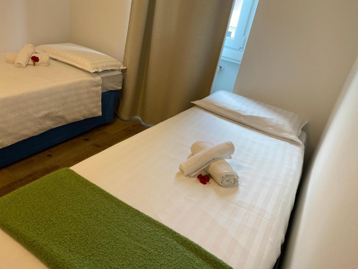 Casa Carolina: King Size Bed Across From Golden Beach Десенцано дел Гарда Екстериор снимка
